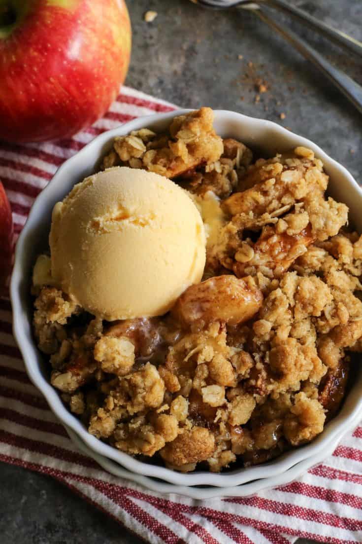 Easy Apple Crisp | A Farmgirl's Dabbles