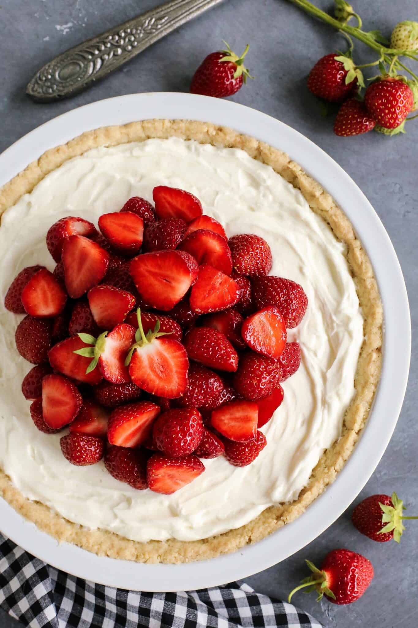 easy-strawberry-cream-cheese-pie-a-farmgirl-s-dabbles