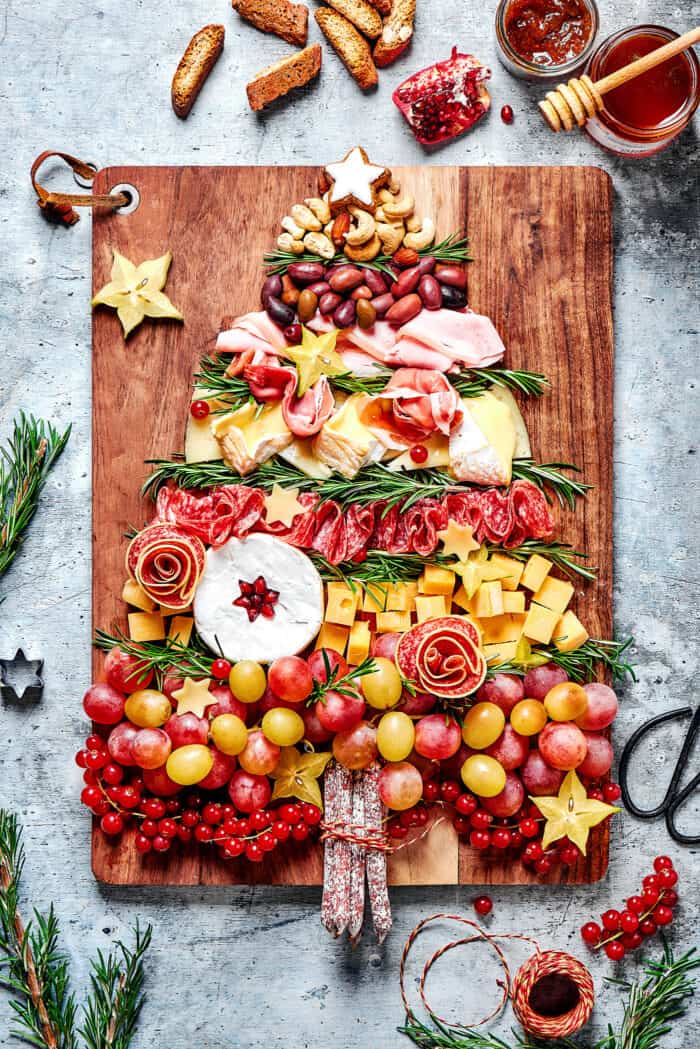 Easy Christmas Charcuterie Board l A Farmgirl's Dabbles